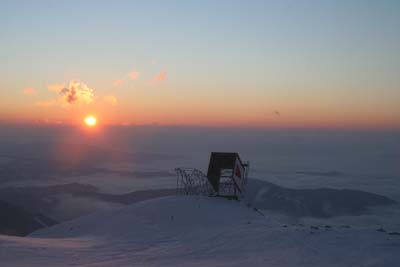 Sonnenaufgang bei einer Skitour auf die Hohe Veitsch - Startpunkt: Gasthof Scheikl auf der Brunnalm in der Veitsch