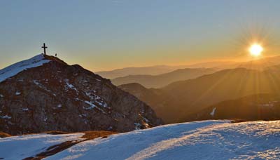 Sonnenaufgang bei einer Skitour auf die Hohe Veitsch - Startpunkt: Gasthof Scheikl auf der Brunnalm in der Veitsch