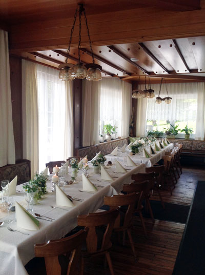 Gedeckter Tisch im Gastzimmer beim Gasthof Scheikl auf der Brunnalm in der Veitsch (St.Barbara)